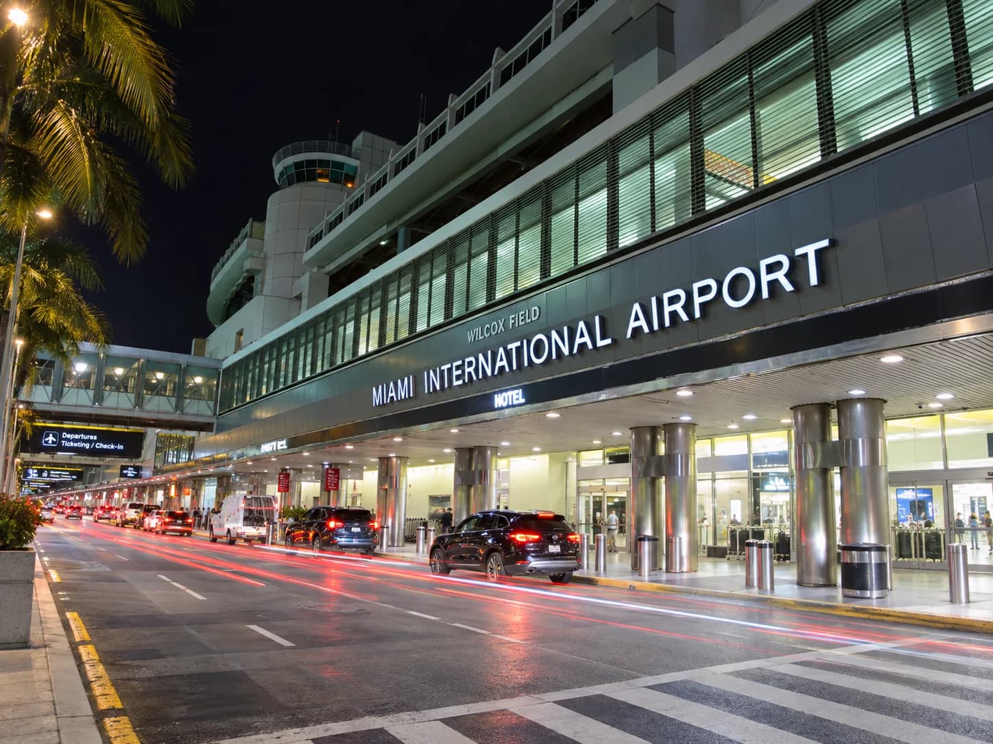 Luxury car service at Miami International Airport (MIA)